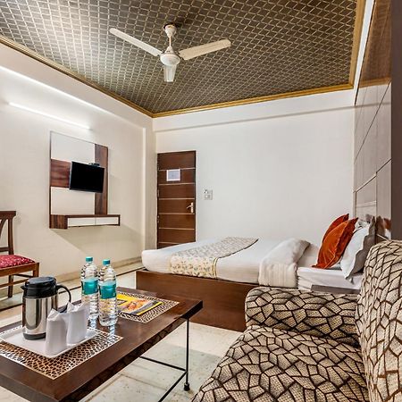 Hotel Nice Palace Delhi  Buitenkant foto