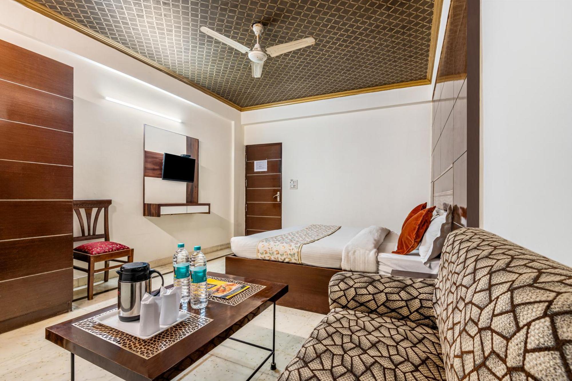 Hotel Nice Palace Delhi  Buitenkant foto